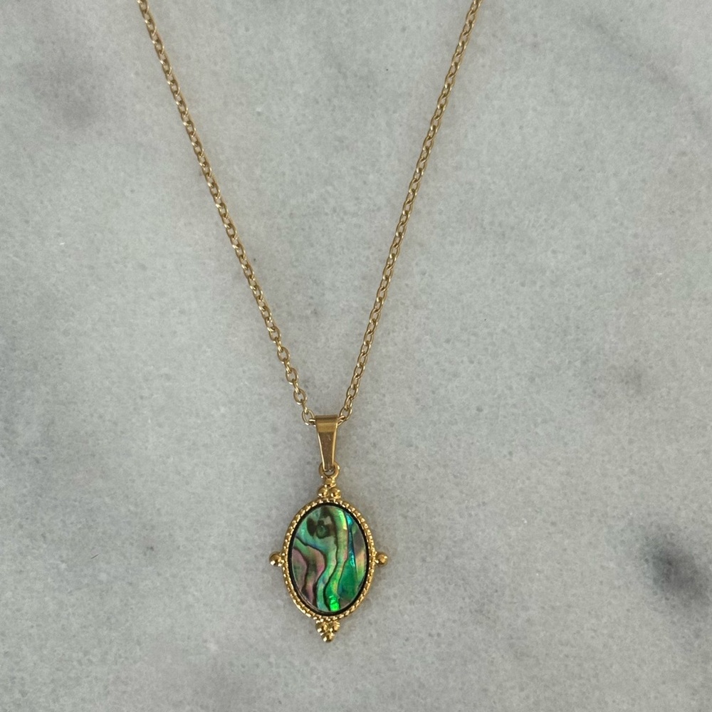 Gold Iridescent Green Pendant Necklace 

Brand New

Gold Plated Stainless Steel